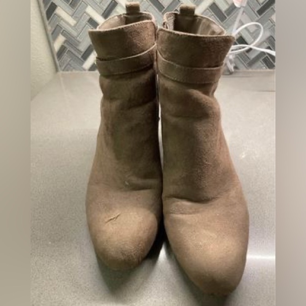 Tan heeled boot